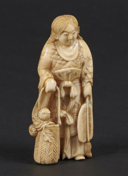 null JAPON - Epoque MEIJI (1868 - 1912)
Okimono en ivoire, femme debout tenant un...