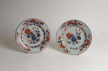 null CHINE
Deux assiettes en porcelaine à décor bleu, rouge et or dit Imari de pivoines...