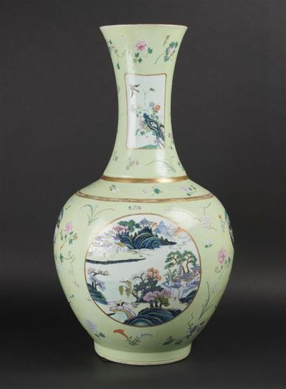 null CHINE
Grand vase en porcelaine à panse ovoïde et long col évasé à décor polychrome...