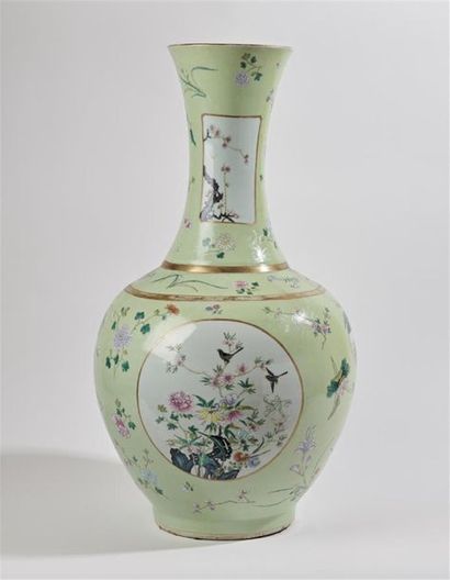 null CHINE
Grand vase en porcelaine à panse ovoïde et long col évasé à décor polychrome...