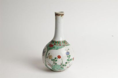 null CHINE
Vase bouteille à panse ovoïde et long col en porcelaine à décor polychrome...