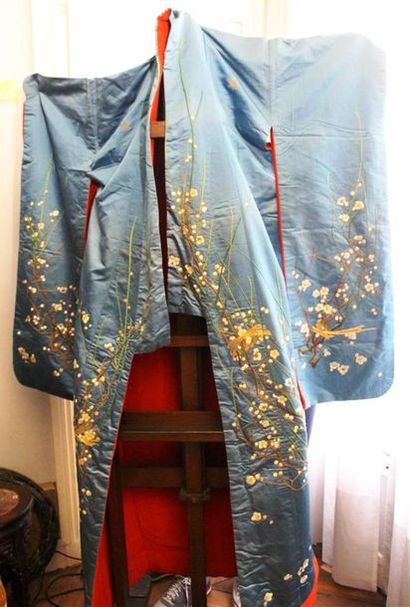 null JAPON - Epoque MEIJI (1868 - 1912)
Kimono en soie bleue à décor brodé polychrome...
