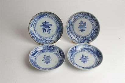 null CHINE POUR LE VIETNAM
Quatre coupes en porcelaine à décor en bleu sous couverte...