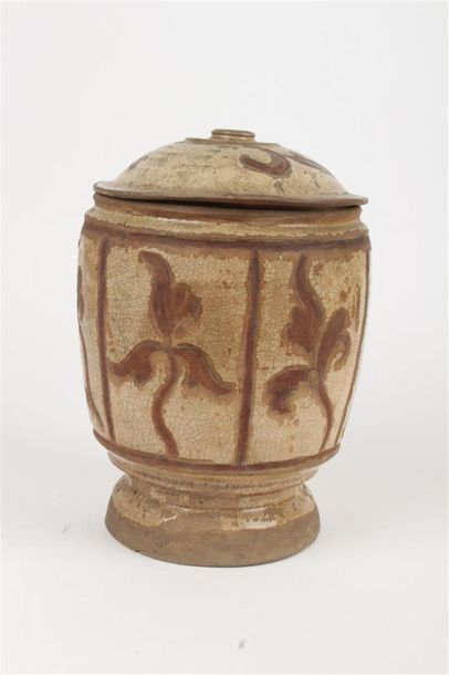 null VIETNAM, Tanhoa - XIIe/XIIIe siècle
Pot balustre et couvert en grès émaillé...