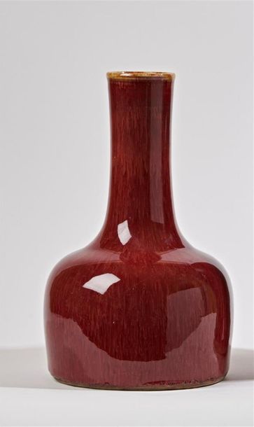 null CHINE
Vase de forme bouteille à long col cylindrique à fond sang-de-boeuf.
XIXème...