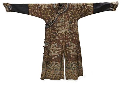 null CHINE - XIXe siècle
Robe en soie brune à décor brodé de neuf dragons pourchassant...