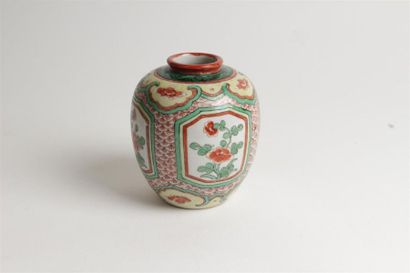 null CHINE
Petit vase ovoïde en porcelaine à décor polychrome des émaux de la Famille...