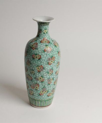 null CHINE
Vase de forme oblongue en porcelaine à décor polychrome des émaux de la...