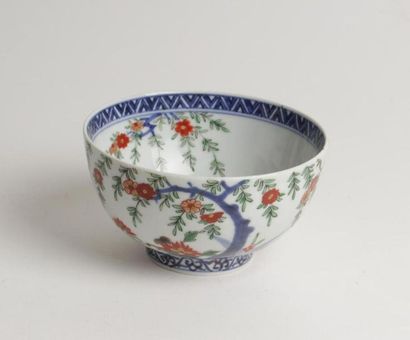 null JAPON
Bol en porcelaine à décor bleu, rouge et or dit Imari d'arbustes fleuris.
XIXème...