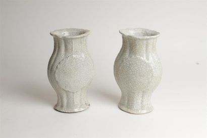 null CHINE
Paire de vases de forme balustre côtelée en porcelaine à fond céladon...