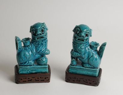 null CHINE
Paire de chiens de Fô en biscuit émaillé bleu turquoise, formant porte-baguette.
XVIIIème...