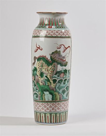 null CHINE
Vase de forme rouleau en porcelaine à décor polychrome des émaux de la...