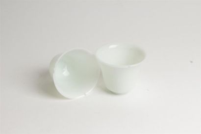 null CHINE - XIXe siècle
Deux gobelets à bord évasé en verre blanc opaque. (Egrenures)....