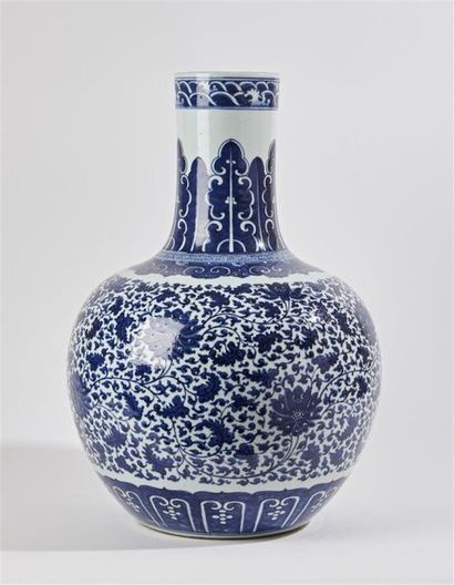 null CHINE
Vase tianquiping en porcelaine à décor en bleu sous couverte de lotus...