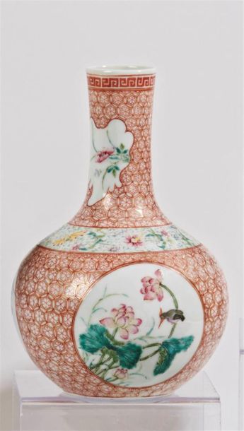 null CHINE
Vase en porcelaine à panse globulaire et col cylindrique à décor polychrome...