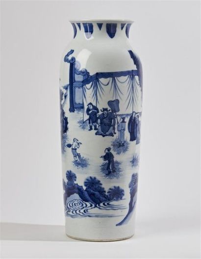 null CHINE
Vase de forme rouleau en porcelaine à décor en bleu sous couverte d'un...