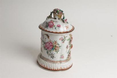 null CHINE
Porte-montre en porcelaine en forme d'urne quadrilobée couverte à décor...