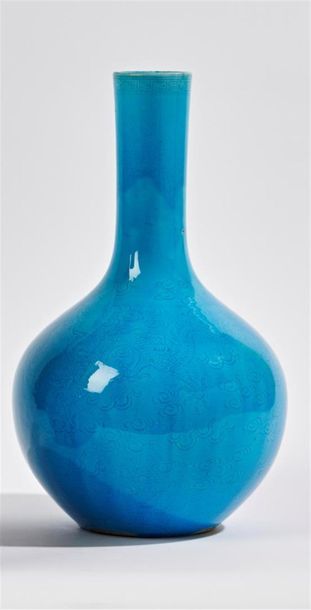 null CHINE
Vase de forme bouteille en porcelaine à panse ovoïde et col cylindrique...