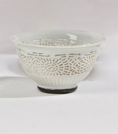 null CHINE
Petit coupe en porcelaine blanche à paroi ajourée.
XIXème siècle. 
H....