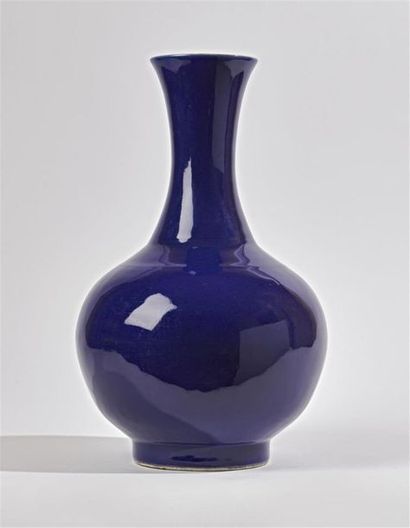 null CHINE
Vase de forme balustre en porcelaine à fond bleu.
XIXème siècle. 
H. 39...