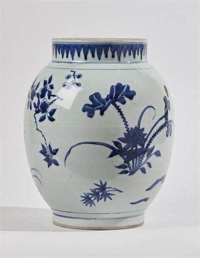 null CHINE
Vase de forme ovoïde en porcelaine à décor en bleu sous couverte de prunus,...
