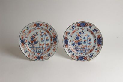 null CHINE
Deux assiettes en porcelaine à décor bleu, rouge et or dit Imari de haie...