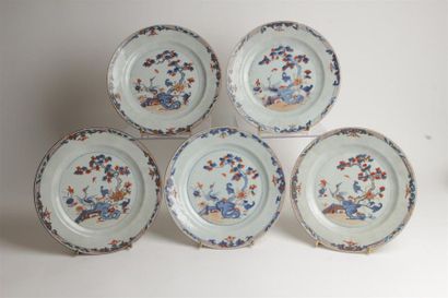 null CHINE
Suite de cinq assiettes en porcelaine à décor bleu, rouge et or dit Imari...