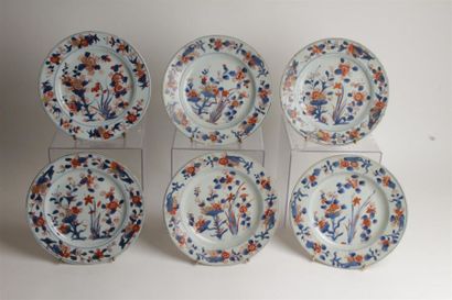 null CHINE
Suite de six assiettes en porcelaine à décor bleu, rouge et or dit Imari...