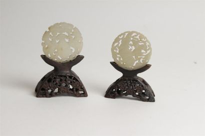 null CHINE - Vers 1900
Deux ornements en néphrite céladon à décor ajouré de vase...