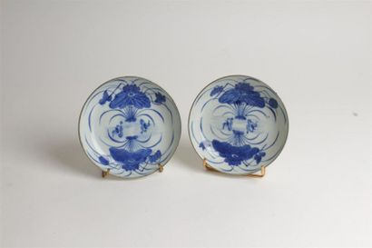 null CHINE POUR LE VIETNAM
Deux coupes en porcelaine à décor en bleu sous couverte...