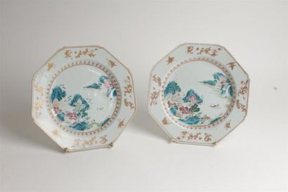 null CHINE
Deux assiettes octogonales en porcelaine à décor polychrome des émaux...