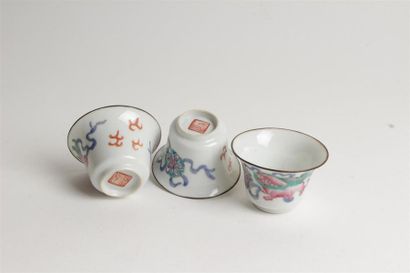 null CHINE
Trois petits bols en porcelaine à décor polychrome des émaux de la Famille...