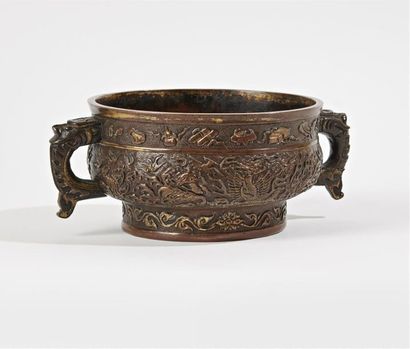 null CHINE - XVIIe siècle
Brûle-parfum de forme "gui" en bronze à patine brune partiellement...