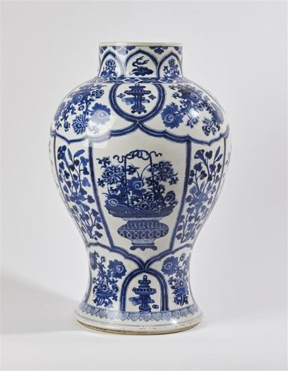 null CHINE
Vase de forme balustre en porcelaine à décor en bleu sous couverte d'objets...