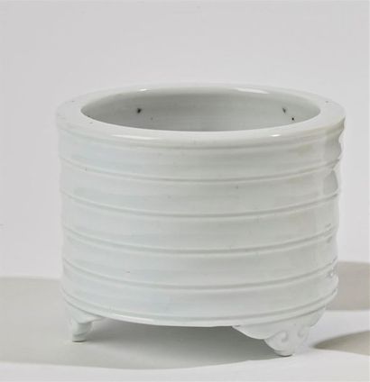 null CHINE - XIXe siècle
Porte-pinceaux tripode en porcelaine émaillée blanche, le...