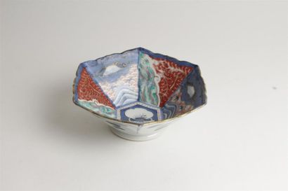 null JAPON
Coupe hexagonale en porcelaine à décor bleu, rouge et or dit Imari de...