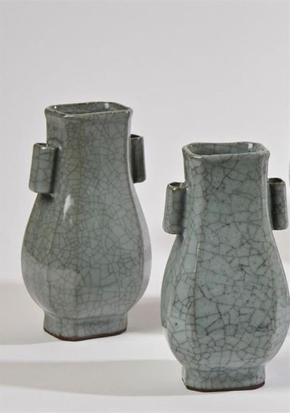 null CHINE
Paire de vases Gu en porcelaine à fond céladon craquelé.
H. 15 cm