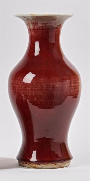 null CHINE
Vase de forme balustre en porcelaine à fond sang-de-boeuf.
XIXème siècle....