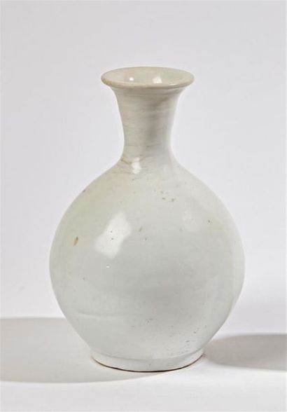 null COREE
Vase de forme balustre en porcelaine émaillée blanche.
Période Choseon...