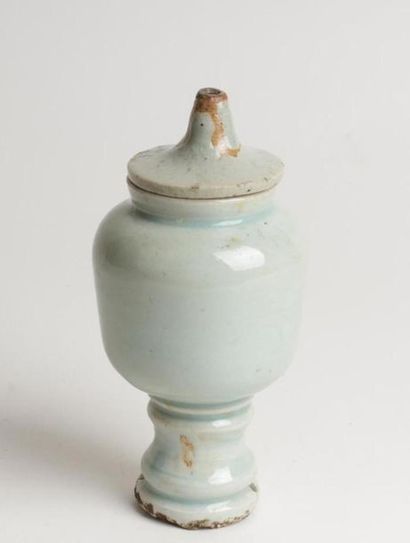 null CHINE
Petite urne couverte en porcelaine à fond céladon.
Période Song.
H. 16...