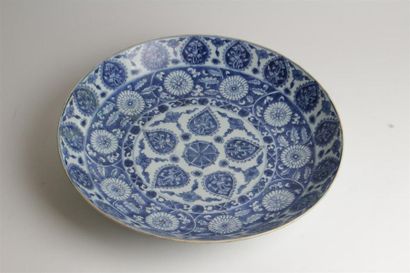 null CHINE
Grande coupe circulaire en porcelaine à décor en bleu sous couverte pour...