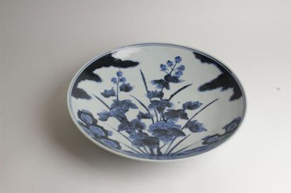 null JAPON (ARITA)
Grande coupe circulaire en porcelaine à décor en bleu sous couverte...