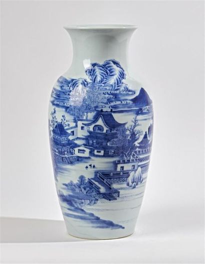 null CHINE
Vase oblong en porcelaine à décor en bleu sous couverte d'un paysage lacustre...