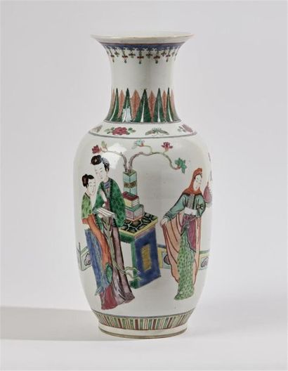 null CHINE
Vase oblong en porcelaine à décor polychrome des émaux de la Famille rose...