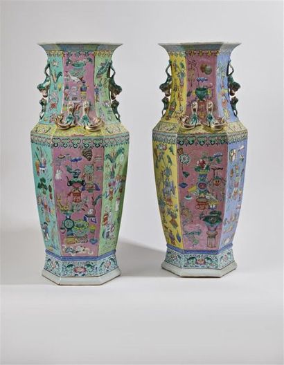 null CHINE
Paire de vases en porcelaine de forme balustre hexagonale à décor polychrome...