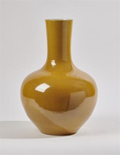 null CHINE
Vase de forme tianqiuping en porcelaine à fond jaune.
Marque apocryphe...