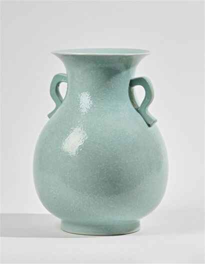 null CHINE
Vase de forme balustre à deux anses en porcelaine à fond céladon à décor...