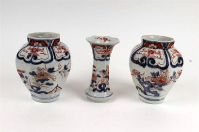 null JAPON
Garniture de trois vases en porcelaine composé de deux potiches et un...