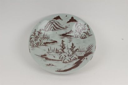null CHINE
Grande coupe ronde en porcelaine à décor en rouge de cuivre d un paysage...