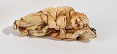 null JAPON - Epoque EDO (1603 - 1868)
Netsuke en ivoire à patine jaune gamma sennin...